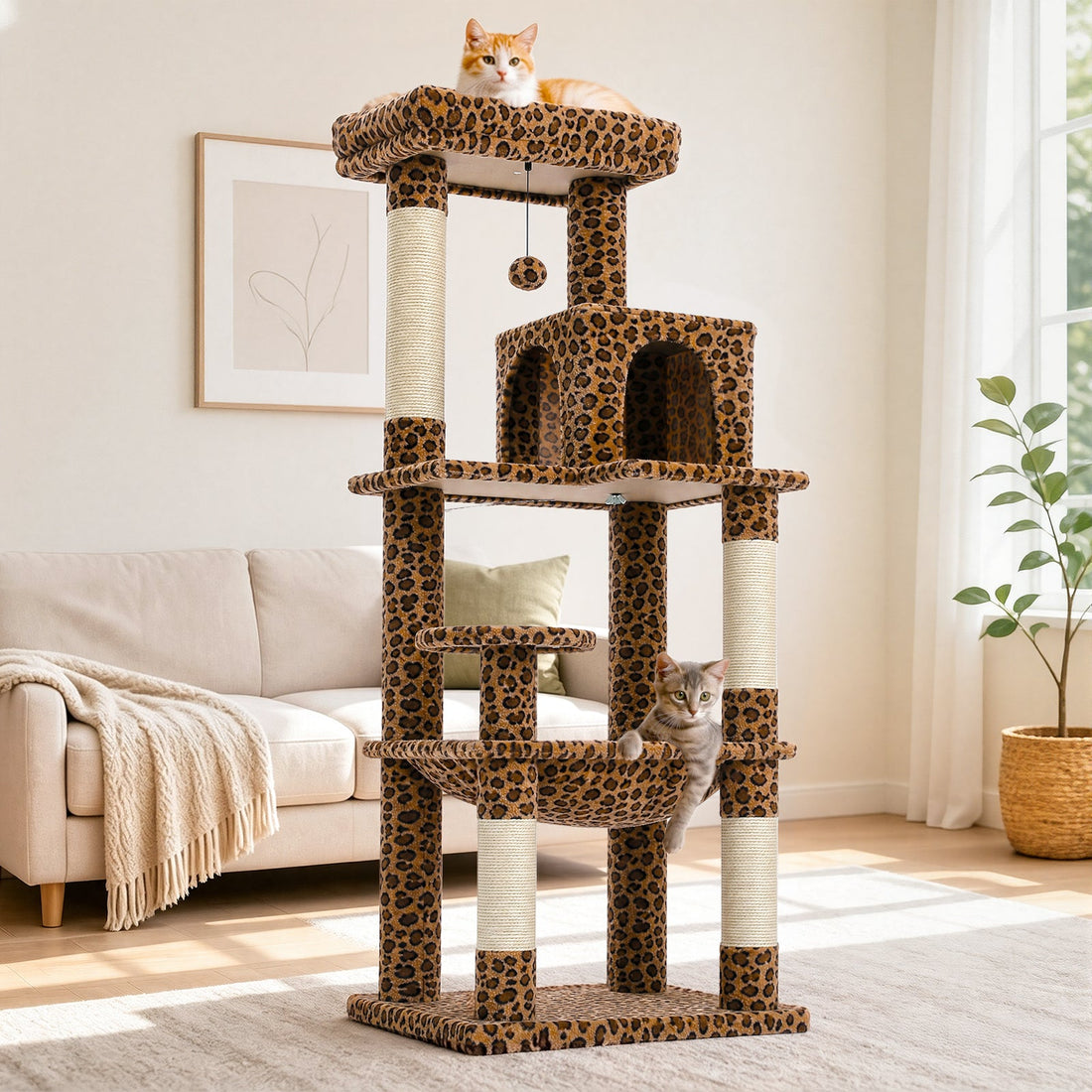 Leopard-print Katzenbaum mit zwei Türöffnungen, Hängematte und Sisalstämmen in einem hellen Wohnzimmer, mit zwei Katzen