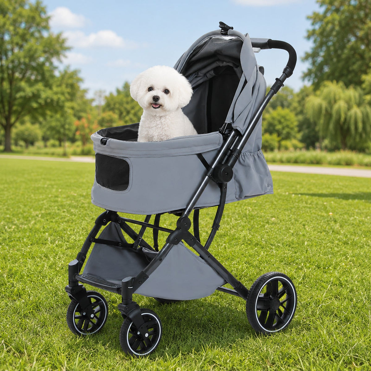 Grauer Tierbuggy mit geöffnetem Verdeck und Mesh-Fenster auf einer sonnigen Parkwiese