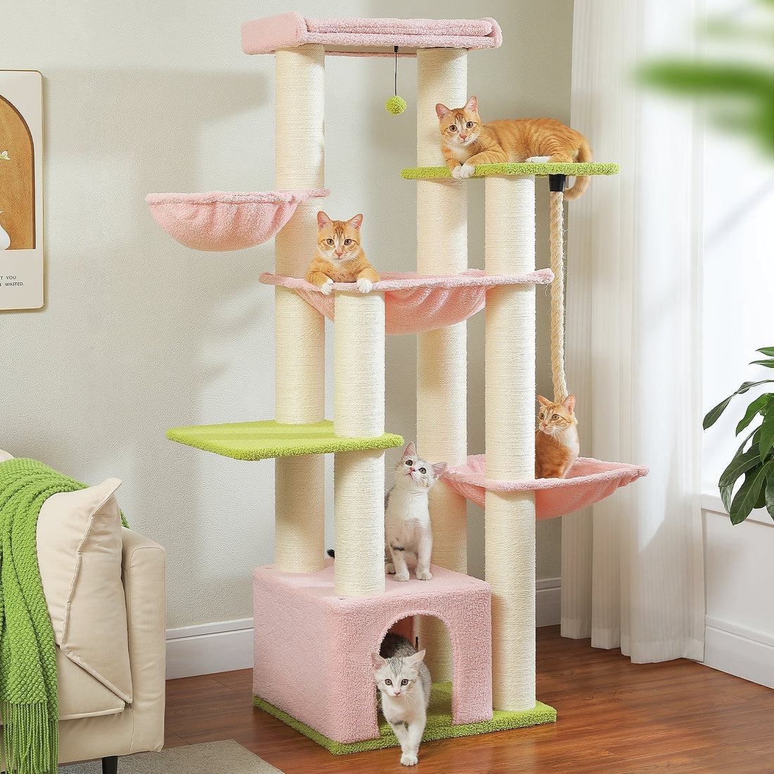 SEKKO CLAW Premium Cat Tree 170cm in Pink und Limette mit fünf Katzen – Kratzbaum mit Sisal-Stämmen und Plüsch-Liegeflächen im Wohnzimmer