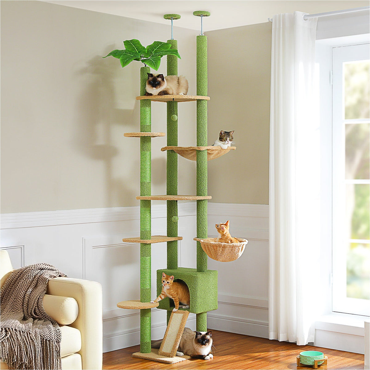 SEKKO CLAW Sky-High Cat Tree 252cm im Wohnzimmer – raumhoher Kratzbaum mit fünf Katzen für maximalen Kletterraum